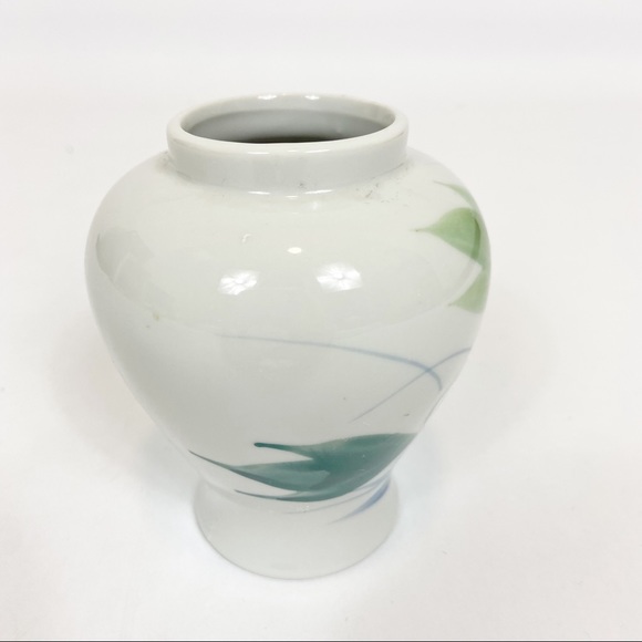 Small Moriage Vase Pastel Floral Made In Japan Mid 20th Century 4.5” Tall - Picture 4 of 6